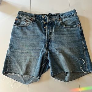 Levi’s Ribcage straight leg cut off a blue denim size 28 women’s